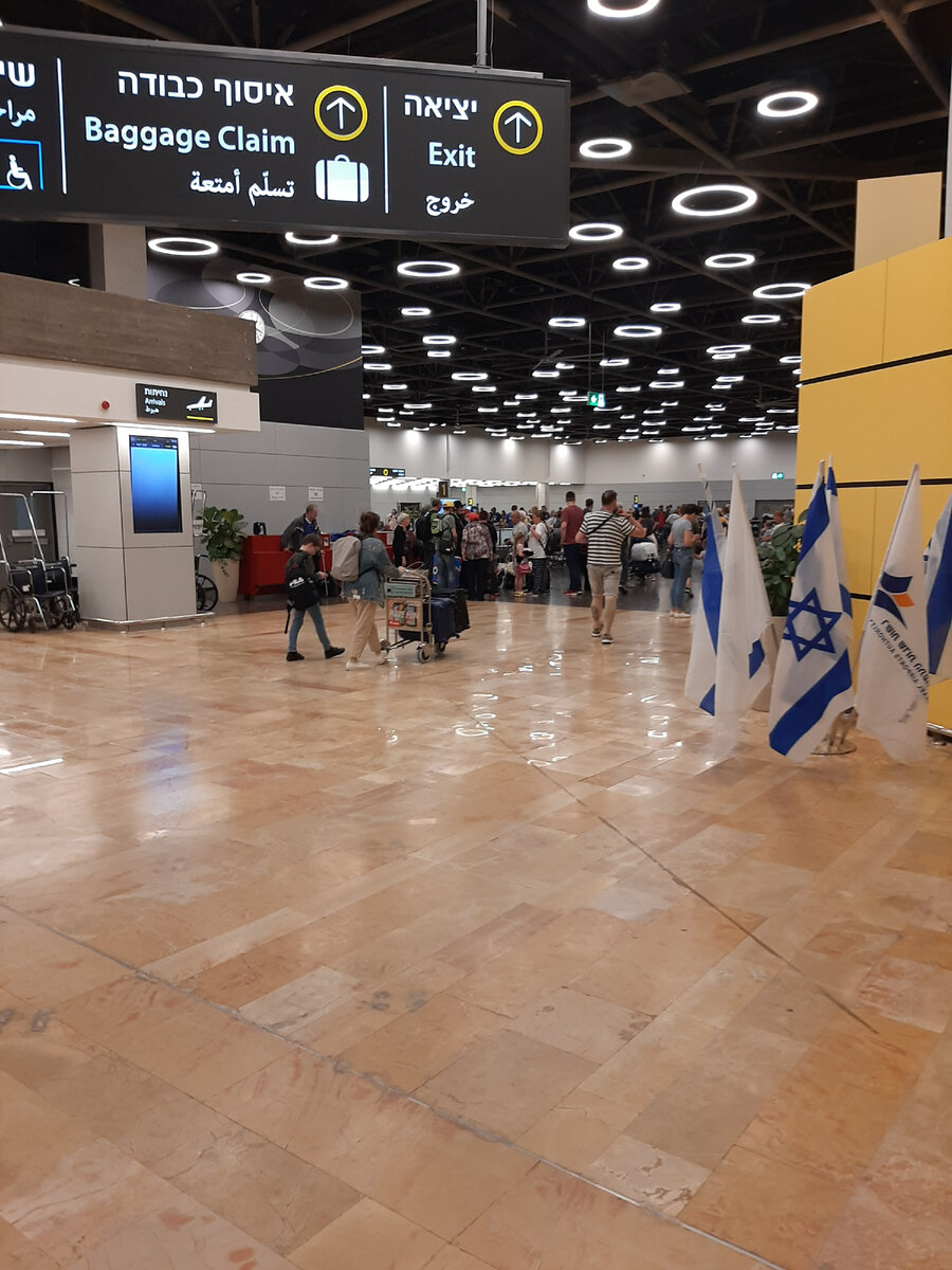 Бен - Гурион май 2022 года. Репатрианты с рейса Сохнут, люди  прошли предварительную проверку документов и ждут трансферов.