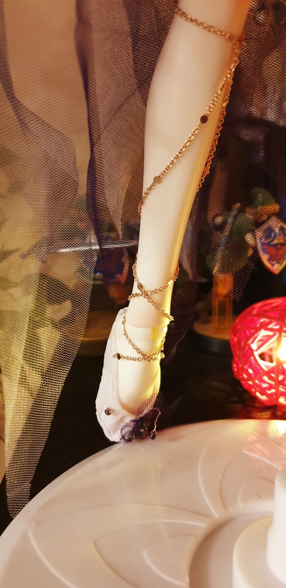 Балетки также сшиты из бифлекса и примотаны к ноге цепочкой.