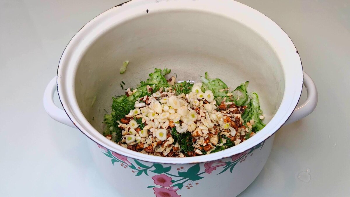 Ни мяса, ни колбасы не кладу, а выходит вкуснее гораздо. Готовлю вместо окрошки за 10 минут Ни мяса, ни колбасы не кладу, а выходит вкуснее гораздо. Готовлю вместо окрошки за 10 минут