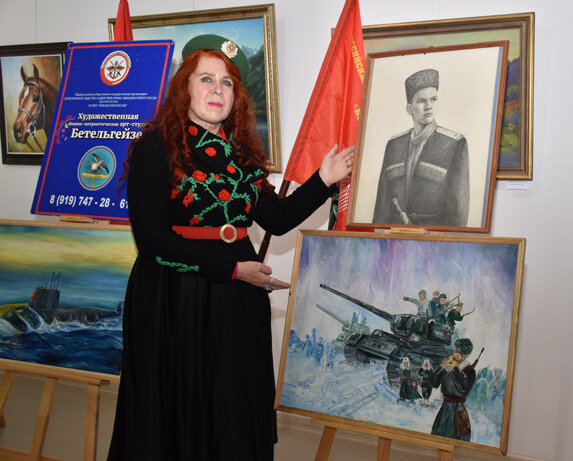 Светлана Павлова рассказывает о подвиге своего сына Святослава, погибшего в Донбассе. Фото Светланы ОСЕЦКОЙ.