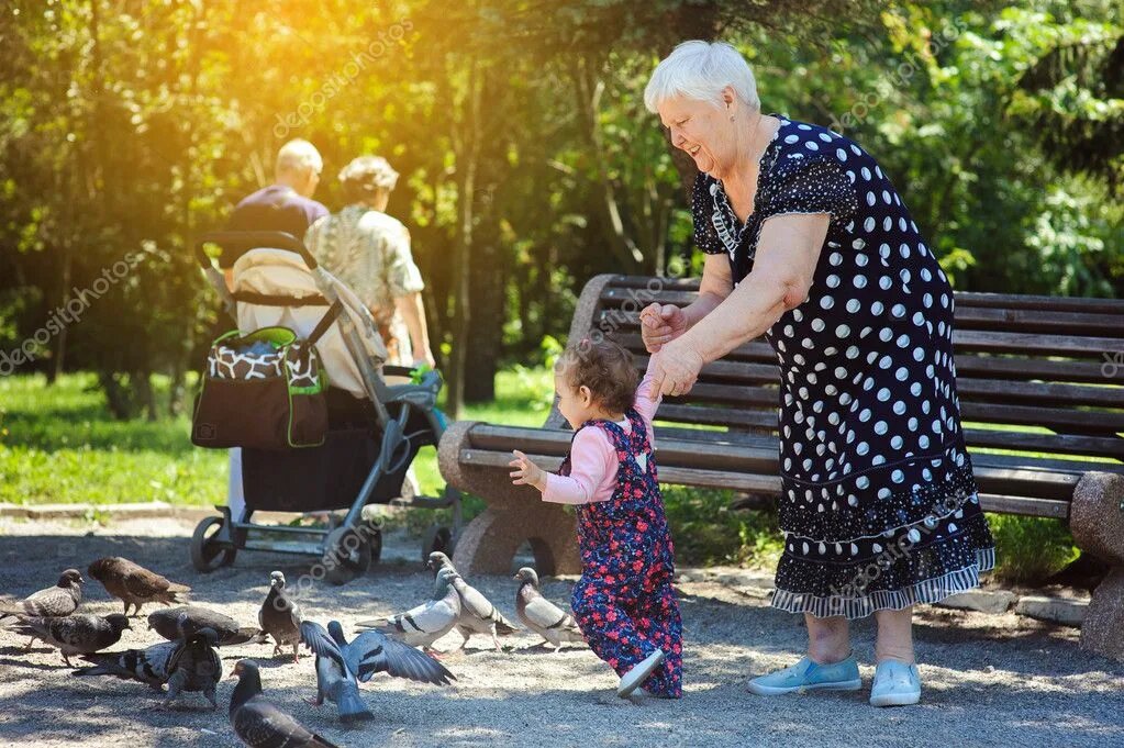 Старики внучку видео. Бабушка гуляет с внуком. Бабушка с внуками на прогулке. Бабушка гуляет с внуками. Бабушка с внуком на прогулке.