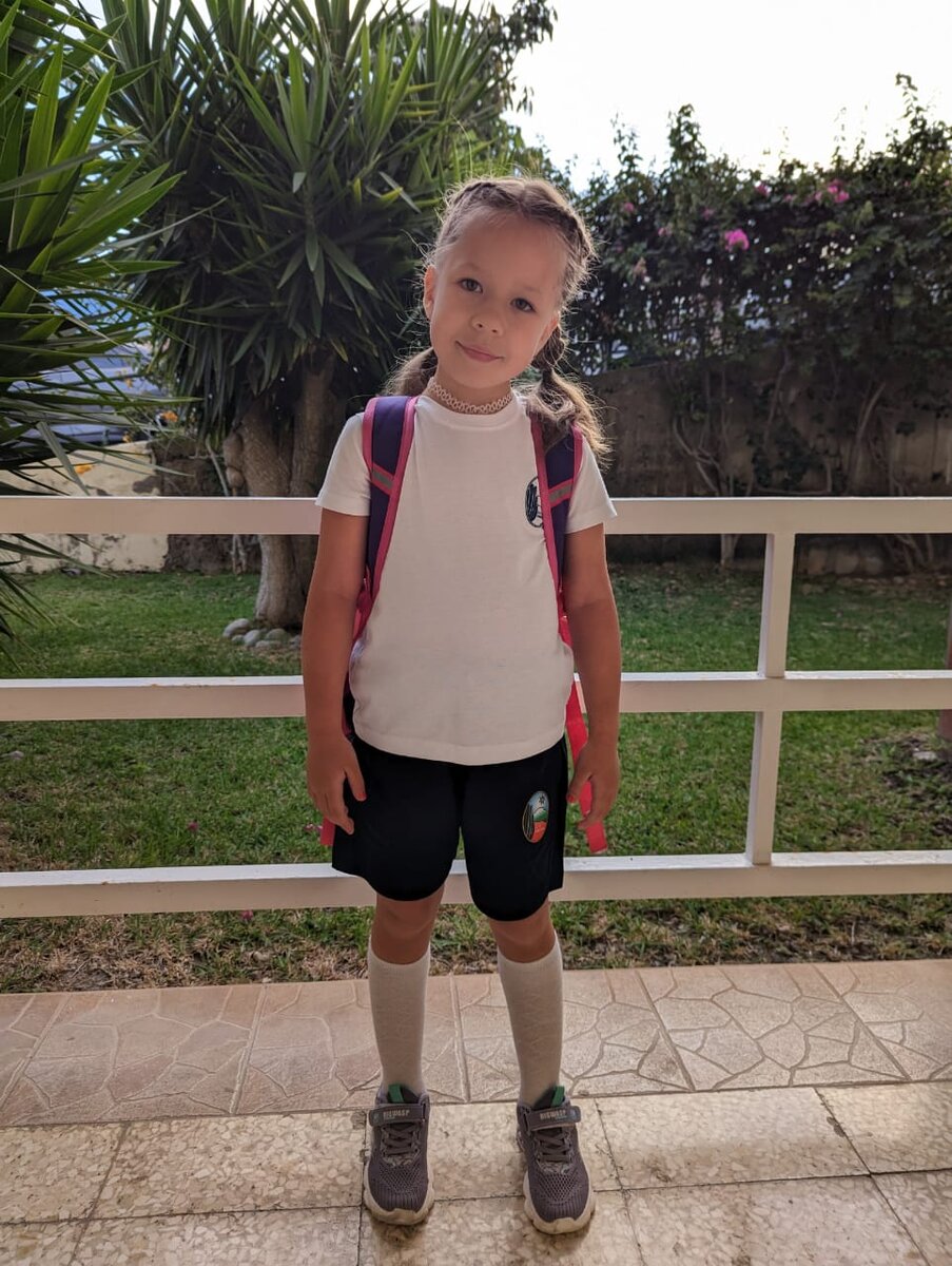 Все ученики ходят в школьной форме. Это футболка с гербом и шорты. Зимой в толстовках и спортивных штанах.