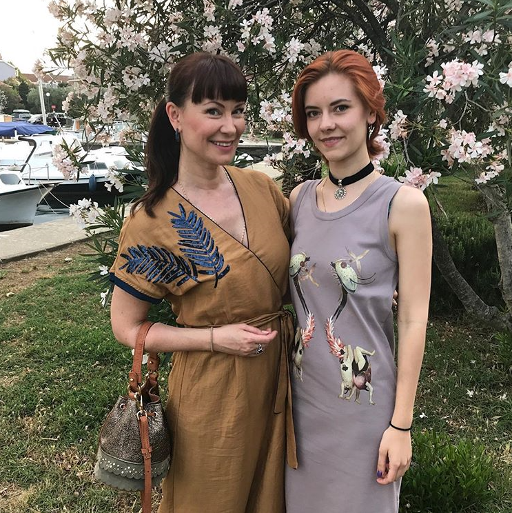 с дочкой https://www.instagram.com/grishaevanonna/.