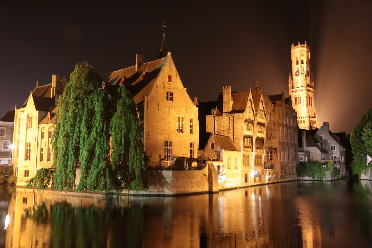 Ночью город красиво подсвечен