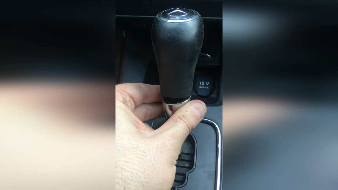 Снятие ручки коробки передач Mercedes W169 А класс