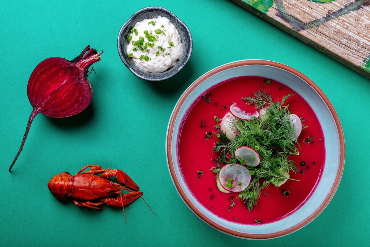 Холодный свекольник с раками в ресторане Food Embassy