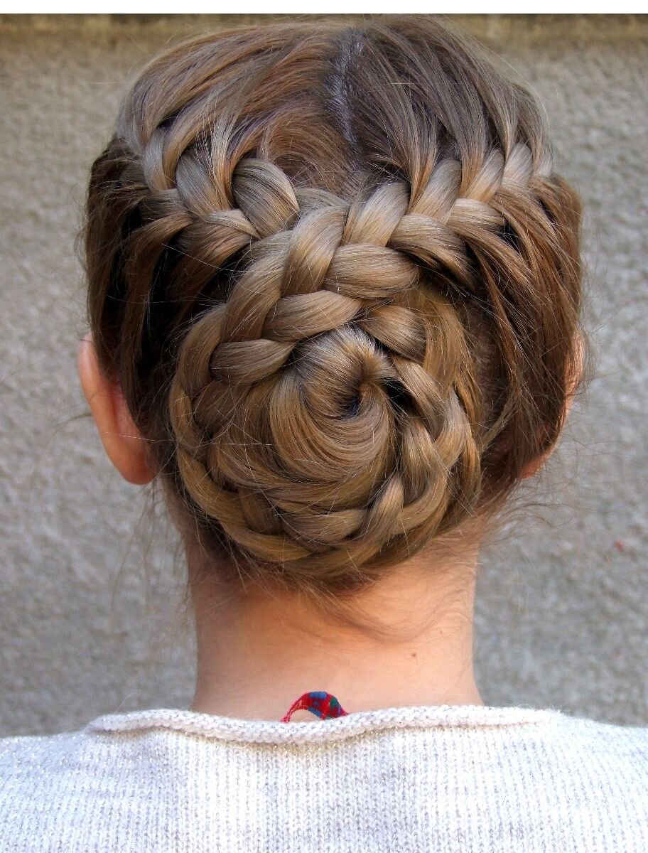Косы на средние волосы женщине. Прически из кос. Прическа из косичек. Красивое плетение на средние волосы. Красивые плетеные прически.