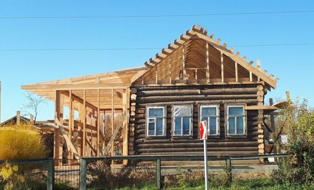 Один из вариантов "воскресить" старый деревянный дом.