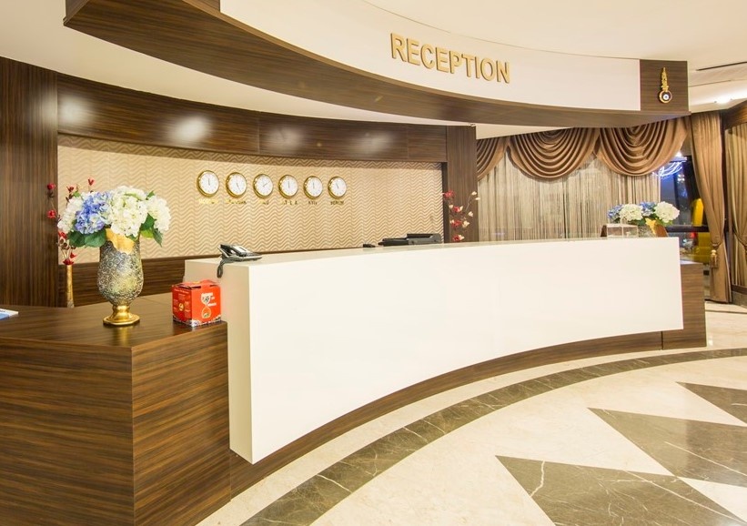 Типичный ресепшн в отеле или гостинице
