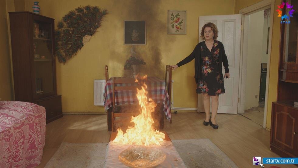 Ёвуз фазилет. Чаглар эртугрул фазилет и ее дочери. Госпожа фазилет и её дочери турецкий сериал. Госпожа фазилет и ее дочери ниль. Госпожа фазилет и ее дочери сериал 2017–2018.