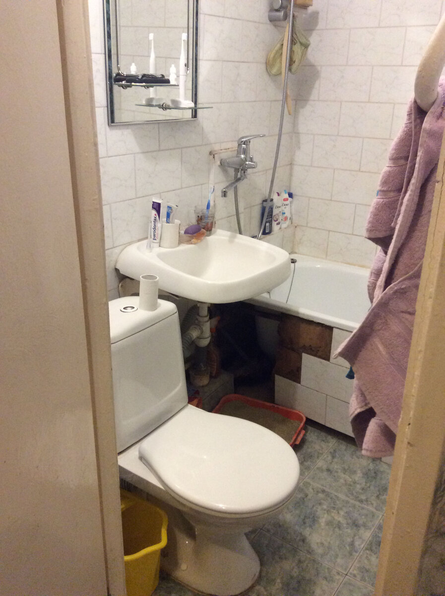 Об унитаз буквально приходилось каждый раз спотыкаться. К таким вещам быстро привыкаешь и перестаёшь обращать внимание. И это плохо, потому что бессознательно привыкаешь жить с неудобством.