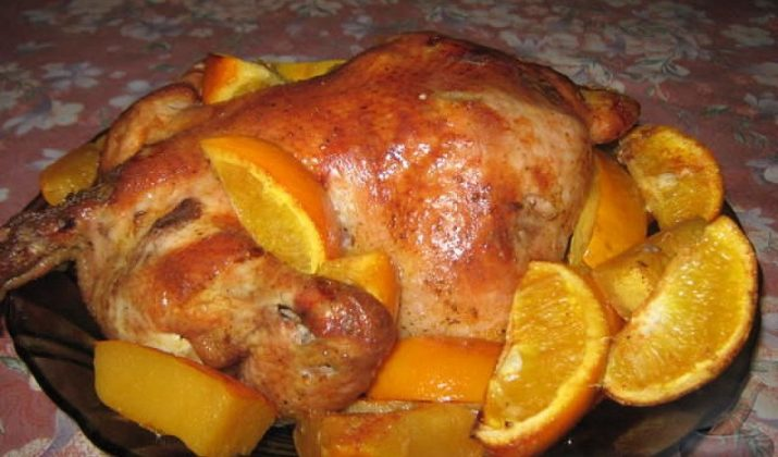 Курица с мандаринами в духовке (целиком)