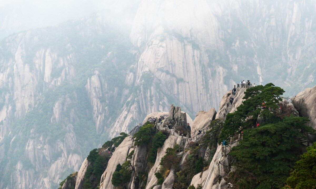 Основные горы китая. Желтые горы Китай. Желтые горы Хуаншань лестница. Чудеса Китая. Природа в Китае вытянутое.