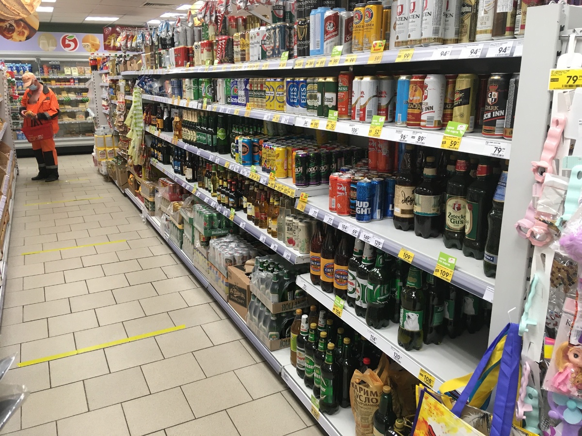 Фото стеллажа с пивом 