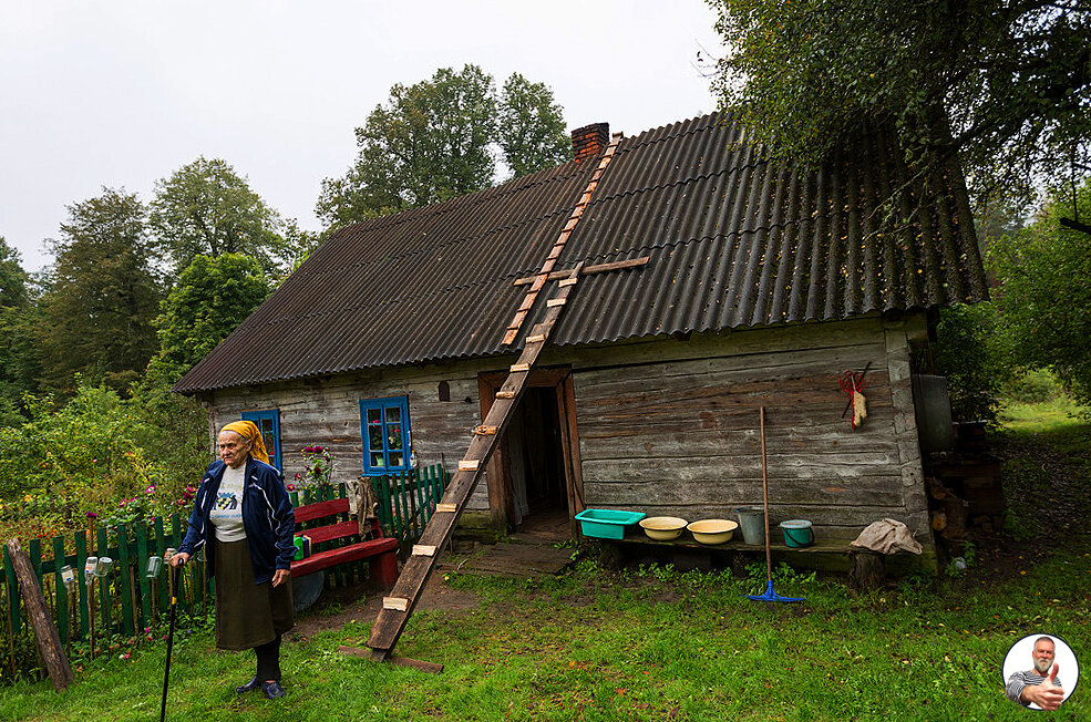 Стирает старушка в тазиках