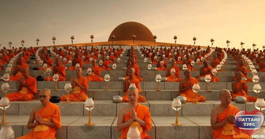 храм ДхаммаКайя недалеко от Бангкока с миллионом изображений Будды из золота