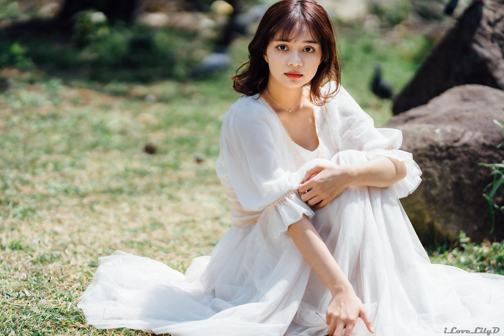 Женщина в платье.