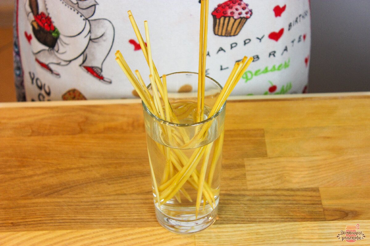 Замочить шпажки (если бамбуковые) в стакане воды (чтобы они не горели в духовке). 