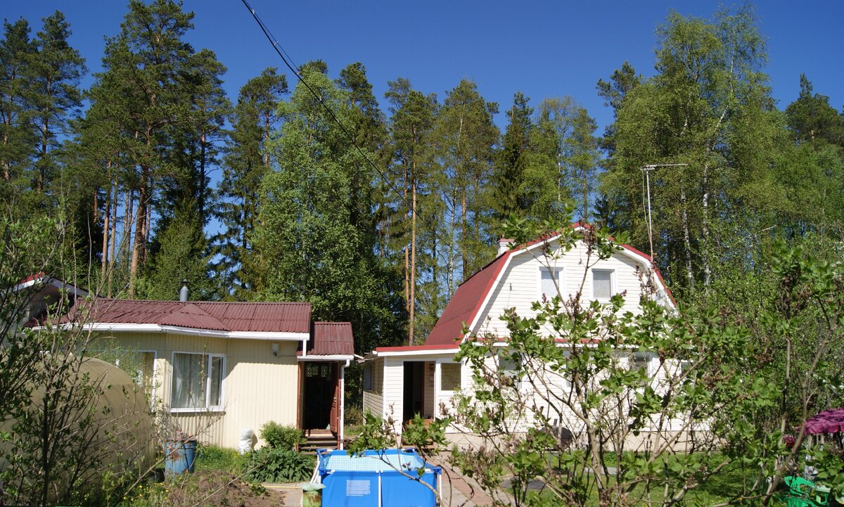 Дом справа, домик для гостей с баней слева.