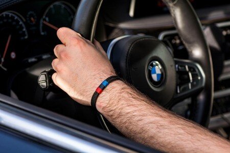 Браслет в этом плане является, пожалуй, одним из самых мужественных элементов. Он обращает внимание на руки мужчины, а, следовательно, подчеркивает его силу.