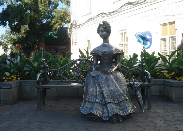 Памятники на любинском проспекте омск. Статуя любочки ленина омск. Омск памятник любюбочка. Памятник любочке в омске. Статуя любочки ленина омск.