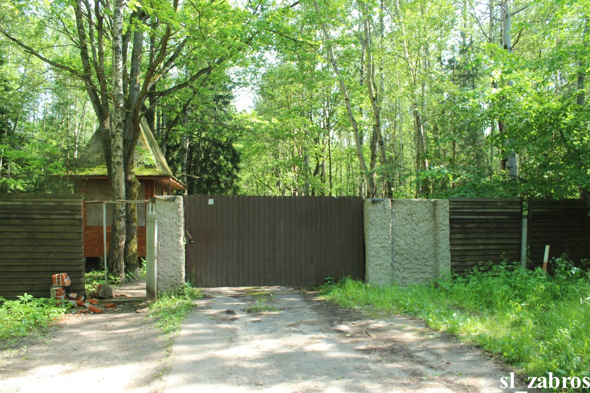 Ворота на въезде,все еще закрытые...Но калитка благополучно ушла)