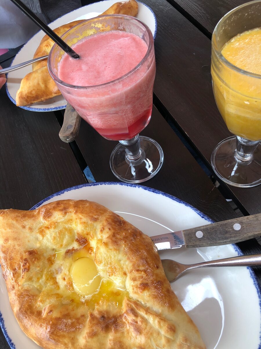 Хачапури по-аджарски и коктейли «Сладкий ананас», «Деловая груша»