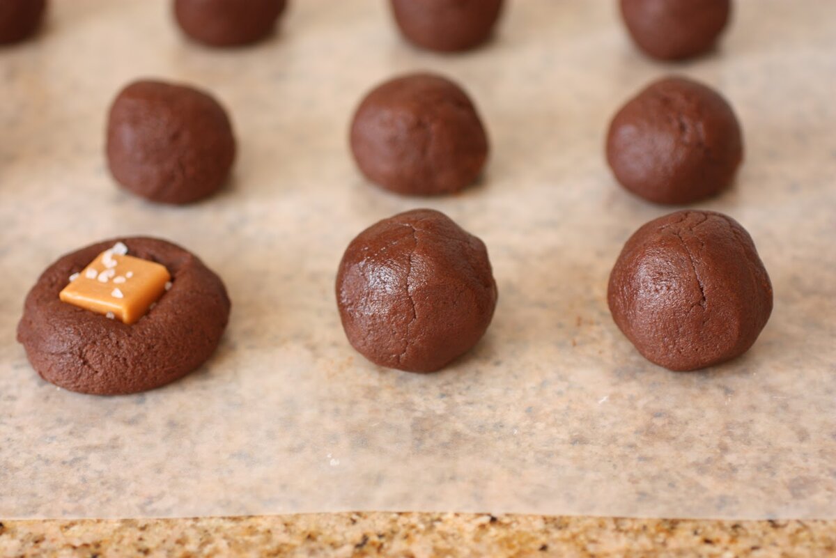 Скатываю из теста шарики.