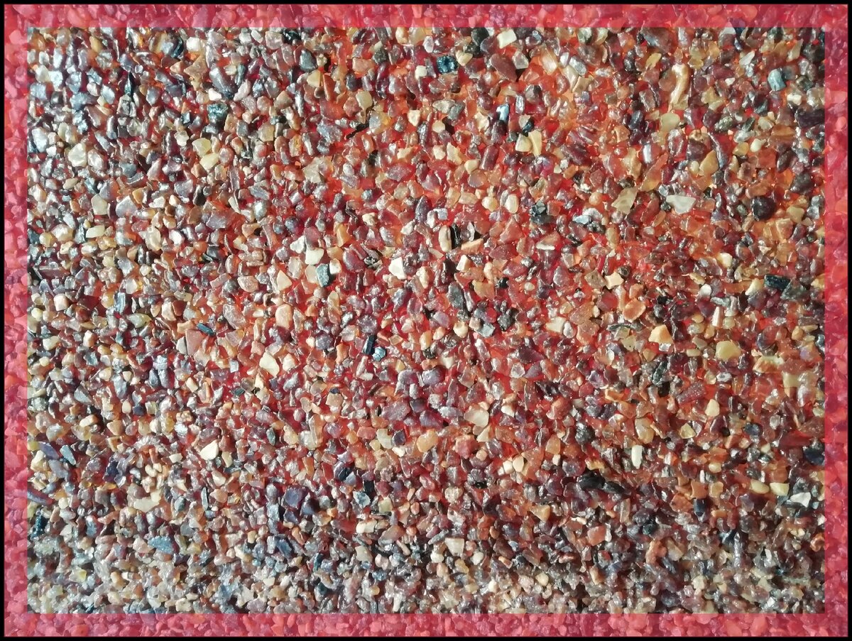 Это фото стены пирамиды в п. Янтарное, где стоит целая пирамида из янтаря. Как вы видите, янтарь тут представлен всякий - и темный, и светлый, и рыжий.  Очень красиво!