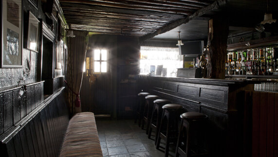 Пьем в пабе и ждем бабу