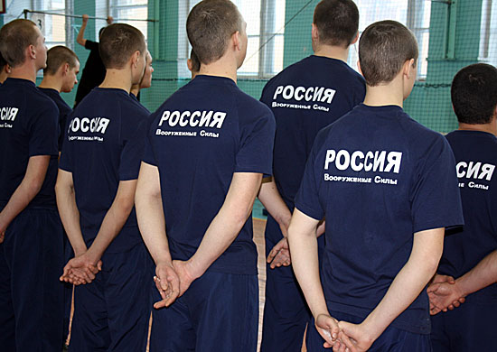 Солдаты в спортивной форме. Мы летом бегали в красных футболках и синих шортах, нормальное фото в интернете с таким комплектом я не нашёл