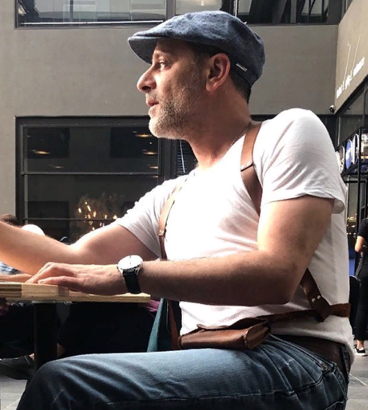 на нагиева здесь похож