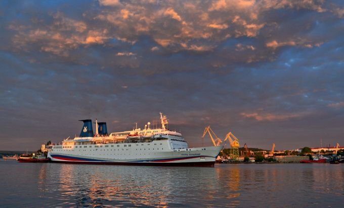 Круизный лайнер "Князь Владимир" в Севастопольской бухте. Фото: Юрий Югансон