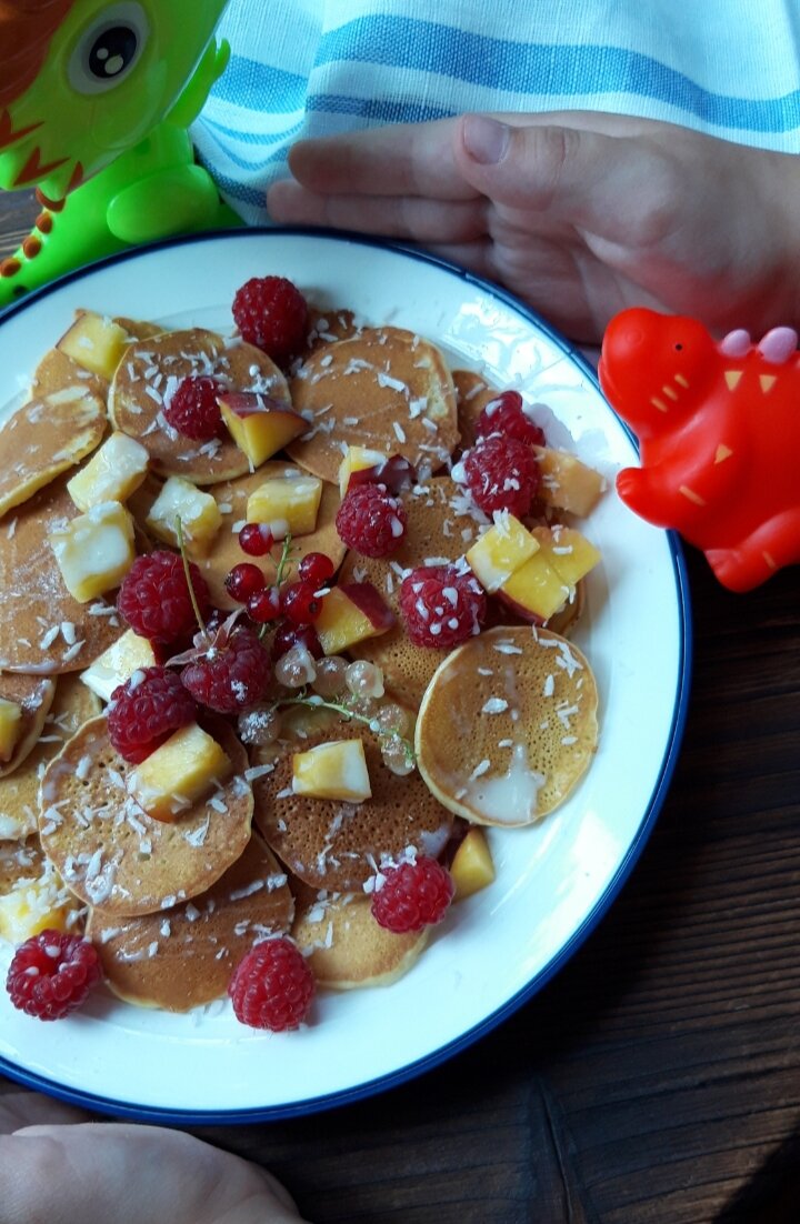 Любимые игрушки тоже были приглашены на завтрак