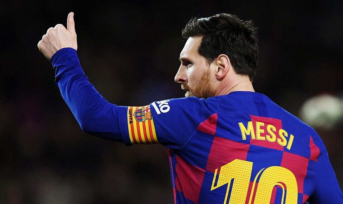 Капитан каталонской "Барселоны" Лионель Месси четвертый год подряд и в седьмой раз за карьеру стал лучшим бомбардиром чемпионата Испании по футболу. В сезоне 2019/2020 33-летний каталонец отметился 25 голами,что является лучшим показателем среди других игроком Ла Лиги. Вторым по результативности стал 32-летний Карим Бензема . Француз забил 21 гол в ворота своих оппонентов.