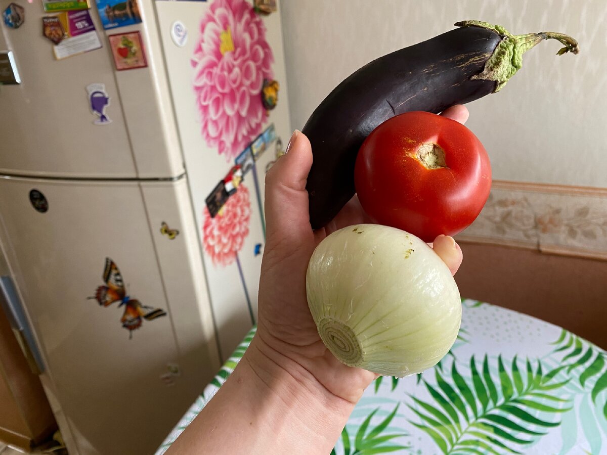 Взяла баклажан, лук, помидор и приготовила необычный и вкусный салат |  Мария Нефедова | Дзен