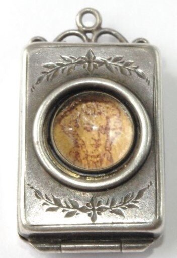 Этот кулон можно носить как украшение