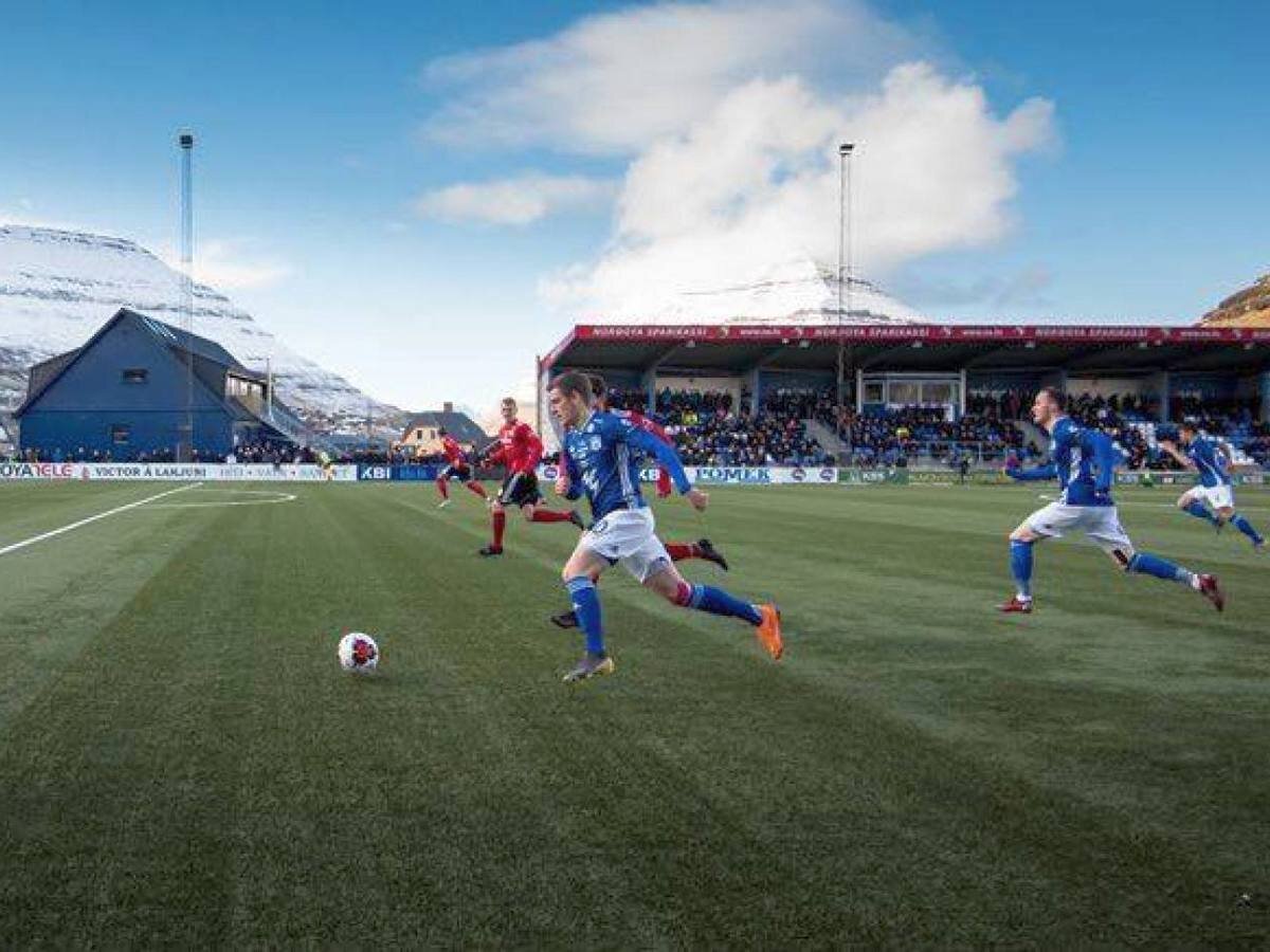 Футболисты ХБ (Торнсхавн) атакуют