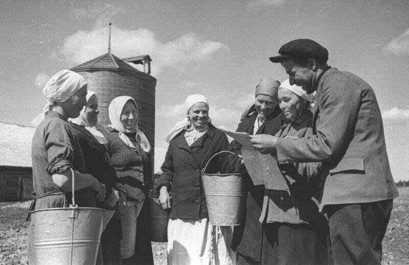 На колхозной МТФ (молочно-товарная ферма)
Анатолий Егоров, 1939 год, МАММ/МДФ.