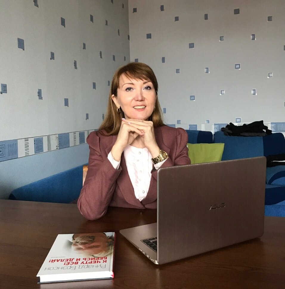 Считаете ли вы, что вам для поднятия настроения нужен алкоголь?
Есть ли у вас идея, что небольшое количество алкоголя не вредно/всем нужно/снимает стресс/повышает удовольствие/делает счастливым?
⠀
Если ответ "да" - можете дальше не читать. Нам с вами не по пути!
⠀
Здоровый человек способен наслаждаться жизнью и без дозы алкоголя.
⠀
Заметьте, употребила слова "здоровый" и "способен".
Если человек болен или подавлен, то о наслаждении жизнью он не думает.
И даже не так - он думает, что наслаждение - это что-то, что не возможно в принципе.
Встречали таких людей?
⠀
Алкоголь - это яд.
Он ухудшает способность реагировать на то, что происходит. Когда вам говорили что-то противоположное, это просто оправдания человека, который где-то в глубине души знает, что был не прав. У такого человека идея проста - "я был не прав, но разве я могу быть не правым? Конечно нет. Поэтому, если все вокруг будут делать также как сделал я, то значит все такие же, а значит так делать можно".
⠀
Поэтому, прежде чем употребить алкоголь для "наслаждения жизнью" внимательно посмотрите на того, кто вам такое  "наслаждение" предлагает.
Он точно что-то скрывает.
⠀
И да, вы действительно можете наслаждаться всем чем хотите без доз, химии и ядов.
⠀
Попробуйте. Вам понравится😉
⠀
#дорогаксчастью