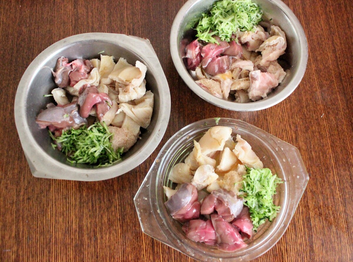 личное фото автора канала (обед: очищенный рубец, говяжьи почки, свежий огурчик, желток)