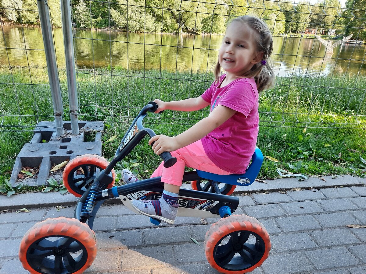 Милана катается в Воронцовском парке.