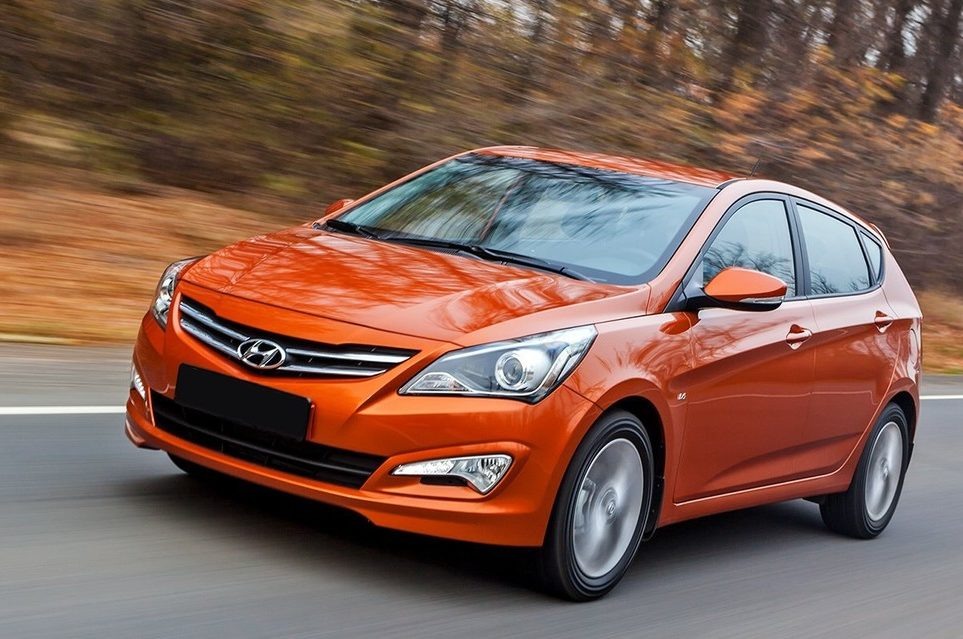 Справка! Не так давно Hyundai Solaris пережил обновление − транспортное средство получило новый кузов и улучшенную систему безопасности.
