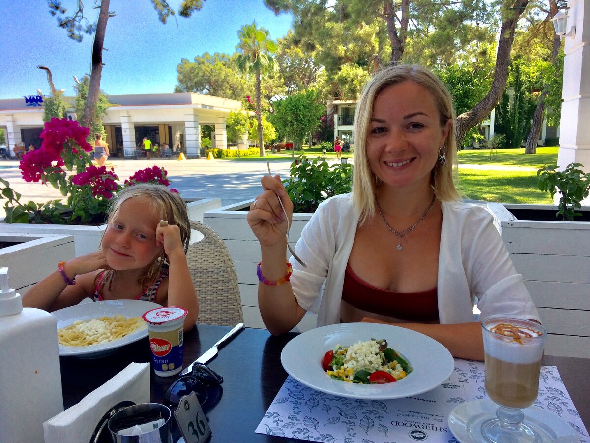 Решили позавтракать не в основном ресторане