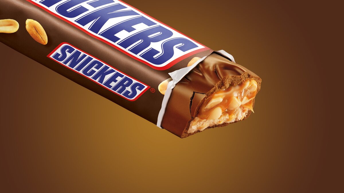 рекламный постер батончика "Snickers"