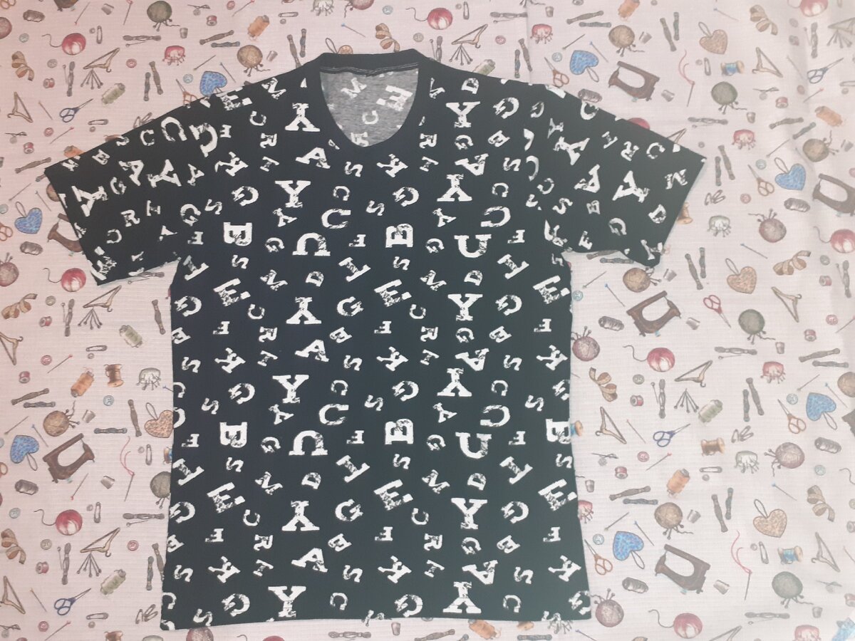 Футболка 46-48 размер . На тему латинской АБВГДейки 