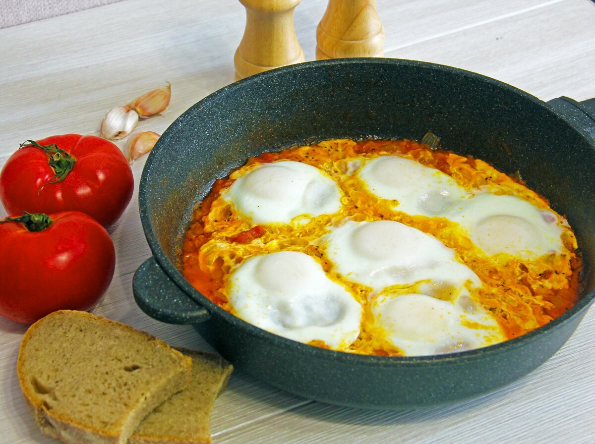 Шакшуку вкуснее всего кушать сразу из сковороды.