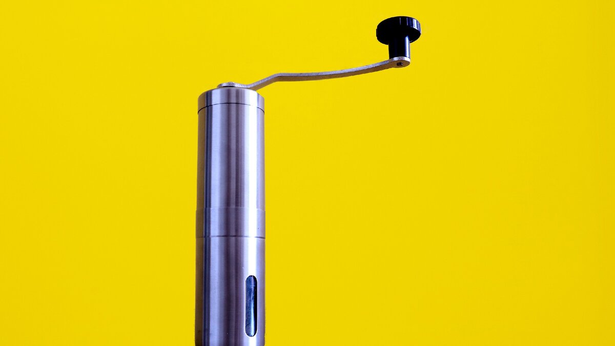 Бюджетная ручная кофемолка, стоит около 1000 руб.