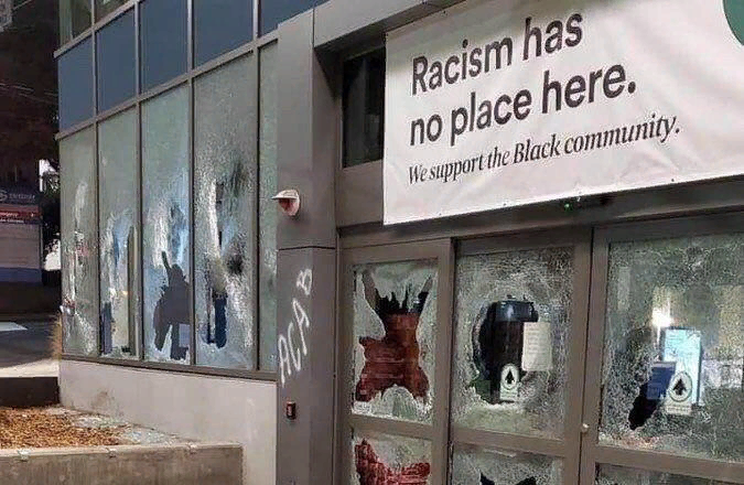 Здесь нет места расизму, мы поддерживаем чёрных.
