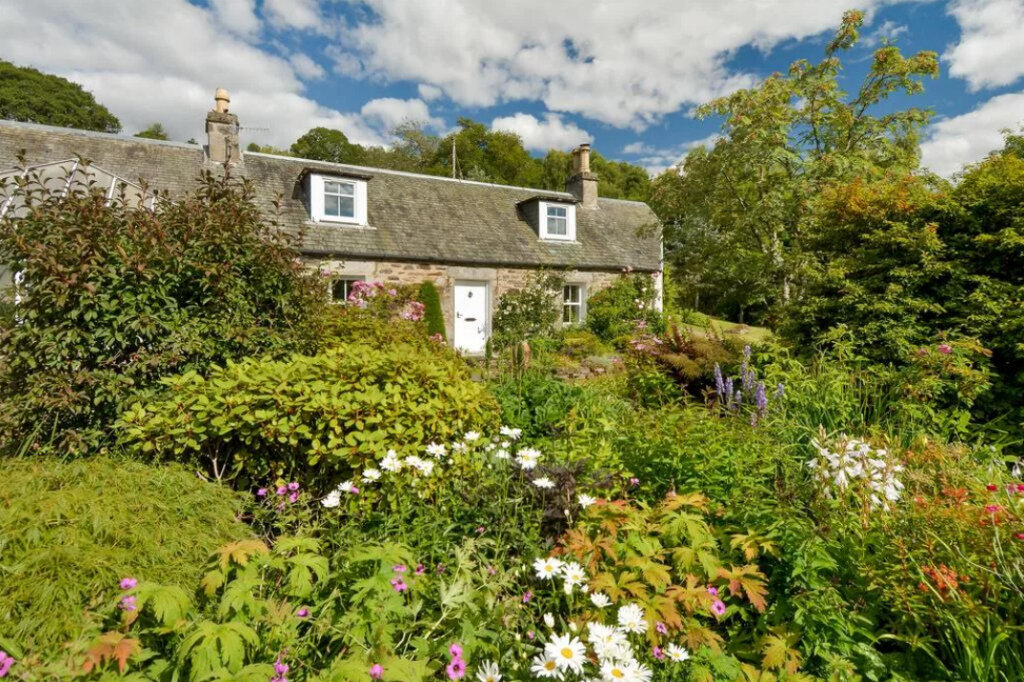 Вот такой, наверное, был домик...